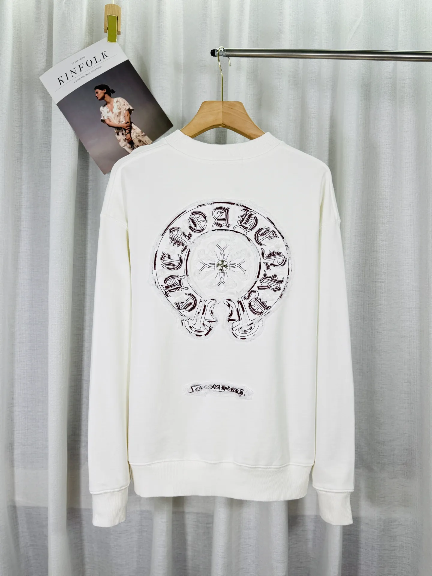 P260 top version, real shot without P, ​​different from market currency) 𝗖𝗵𝗿𝗼𝗺𝗲 𝗛𝗲𝗮𝗿𝘁𝘀/Croxin 2025 3D three-dimensional autumn and winter new original single counter American laser color printed patch embroidered couple casual sweatshirt 👑The highest version! Customized fabric 430g tripe terry fabric! Appliqué embroidery hardware accessories, best-selling items at the counter, very comfortable to wear. Accessories: original molded and authenticated collar label ➕ 100% silk wash water label. Genuine purchase-grade original hangtag➕matching hanging rope➕3D hanging beads➕original packaging bag. Craftsmanship: The original version has consistent wiring! The highest version of the armhole matching technique! Color: White Black Size: S M L XL Style No.: 9305